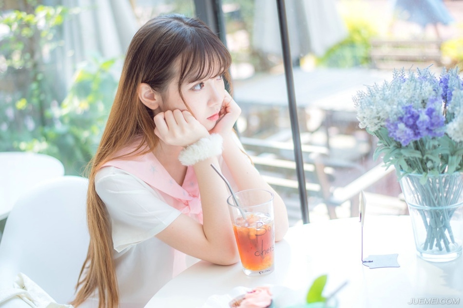 我避开无事时过分热络的友谊，这使我少些负担和承诺。我不多说无谓的闲言，这使我觉得清畅。------我尽可能不去缅怀往事，因为来时的路不可能回头。我当心的去爱别人，因为比较不会泛滥。我爱哭的时候便哭，想笑的时候便笑，只要这一切出于自然。我不求深刻，只求简单。——三毛《送你一匹马》
